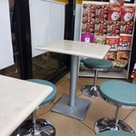 ミニストップ 練馬富士見台2丁目店 - イートイン用のテーブルと椅子。