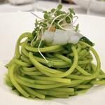 RISPETTO - 春菊の香りが良い
      春菊のパスタの上には春菊のスプラウト
      アルデンテより少し硬めの食感が良く日本酒とも合います