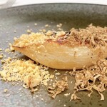 RISPETTO - 淡路島の玉葱が香り良く甘味があり美味しい
      ナッツに黒トリュフでアクセント