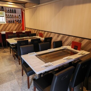 鉄板×大理石風のラグジュアリー席