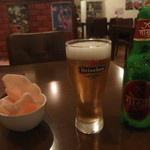 Yeti - お通しのえびせんべいと、ネパールのゴルカビール