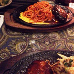 れすとらん仔馬 宮前店 - 奥のがハンバーグとナポリタン