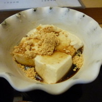 赤坂 ひかわ - 黄な粉と黒蜜で戴く胡麻豆腐のデザート。