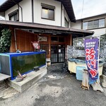 味くらべ - 入口は生簀が両脇にあります