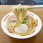 中華蕎麦 三藤 - やや平打ちの細麺