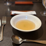 仙臺 アビルヴァン 和牛 - 最初の牛スープ。細っそいキュウリが入っている