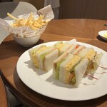 MAYFAIR - ミックスサンドイッチとフライドポテト