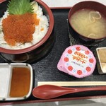 でか盛り海鮮問屋 - いくら丼、苺ゼリー、蕨餅