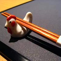 名古屋コーチン 鳥しげ - 箸置きが、すでにコーチンでかわいい