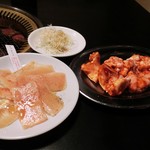 Gensen Wagyuu Yakiniku Hishimekiya - てっさミノ880円、モルモン3種盛り合わせ・ピリ辛味780円（ホルモン、赤センマイ、てっちゃん)