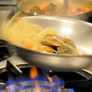 ライブ感あふれるオープンキッチン。