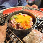 焼肉ニューヨーコ - 焼きユッケは、網の上で焼きます。