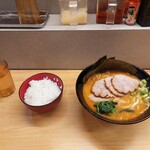横濱家系ラーメン すずの家 - 辛味噌チャーシュー(大盛)&無料ライス…。