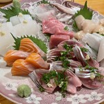 居酒屋 ほがら家 - 手前のお刺身はにしん。新鮮でないと食べれませんよね。