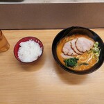 横濱家系ラーメン すずの家 - 真上から～の図…。