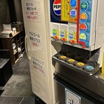 大衆焼肉 焼肉エース - 水はセルフ
      下から2〜3段目のグラスで、
      冷水ボタンを押す様に指示あり