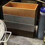 大衆焼肉 焼肉エース - 肉を入れる箱、秀逸！
      積み重ね可能！