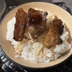 大衆焼肉 焼肉エース - 最後は、カルビ丼にしました
      追いタレして