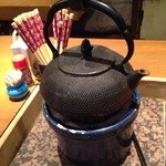 家庭料理 富士 - 囲炉裏の前で、薩摩富士のお湯割を クーっと一杯