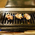 神保町食肉センター - 2014.11 ガスロースターで焼きます（焼いているのはレバー）