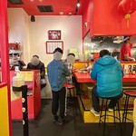 本格餃子 包 - 日曜日の15:00頃、店内ほぼ満席に！