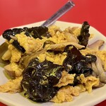 本格餃子 包 - きのこと玉子のオイスター炒め