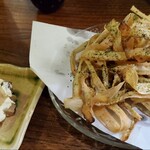 鑪 下赤塚店 - 藁燻製のいぶりがっこクリームチーズ&ごほうの祟(たたり)唐揚げ