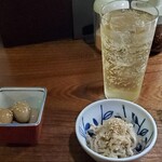 鑪 下赤塚店 - ハイボール(濃いめ)とお通し&うずら卵の醤油漬け