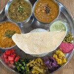 ティーファクトリー 如春園 - スペシャルミールス　カレー３種盛り¥1,650（ケララチキンカレー﻿、３種の豆カレー、ポークキーマカレー）