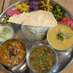 ティーファクトリー 如春園 - スペシャルミールス　カレー３種盛り¥1,650（カマスの南インド風カレー﻿ 、３種の豆カレー、ポークキーマカレー）