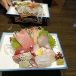 やっちろ - 中トロ　赤身　蛸　帆立貝柱　イカ　鯛?一個一個の切り身がデカいのがこのお店の特徴