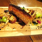 レストランユニック - カリッカリッに焼き上げた沖縄県産アグー豚皮付きバラ肉のコンフィ、スパイスの香り