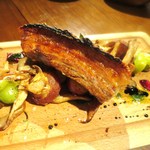 レストランユニック - カリッカリッに焼き上げた沖縄県産アグー豚皮付きバラ肉のコンフィ、スパイスの香り