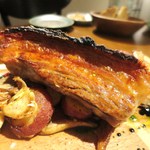 カリッカリッに焼き上げた沖縄県産アグー豚皮付きバラ肉のコンフィ、スパイスの香り