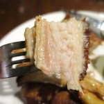 Restaurant unique - カリッカリッに焼き上げた沖縄県産アグー豚皮付きバラ肉のコンフィ、スパイスの香り