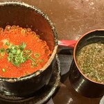 SHARI THE TOKYO SUSHI BAR - 鮭とたっぷりいくらの釜炊きご飯(半合)とあおさの味噌汁