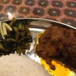 インド料理 パリワル - 高菜炒めとチキンのドライカレー