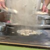 てっぱんやき むー - かきのバター焼き調理風景 ... 店主さんが調理に来てくれます