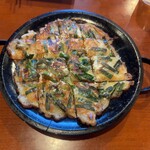 韓国食彩オモニ - 料理写真:ニラチヂミ(ハーフ)　380円