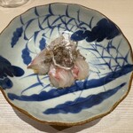 鮨 にし岡 - 朝締め空輸の真鯛（兵庫・明石） 上には湯引きした皮　◎◎