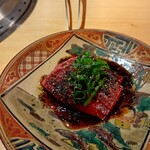 六本木 大皿焼肉 老中 - 【３品目...ハツ刺し】九条葱と京都黒七味だれ