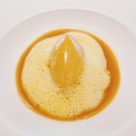 SÉN - 天然の鯉をムースにして、下には大豆のフムス、藻屑蟹の泡