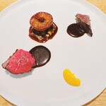 SÉN - 鹿のシンタマとヒレ、焦がし玉葱のソース、みかんと玉葱のソース、キャラメリゼしたオレンジ長ネギのソース