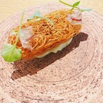 SÉN - べにはるかのさつまいもを揚げたものの下にはレモンとさつまいものピューレ、新芽のピクルスとクレソン、穴熊のパンチェック、あぶらちゃんを削って香り付けに