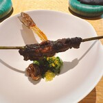 SÉN - 3枚におろしたいわなの中に黒ニンニクをお腹に詰めて。菜の花に似てるジャバラの和物