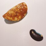 SÉN - 里芋のパンケーキの中に猪のひき肉ラグーとさつまいものピューレ、そばにはブルーベリーのピューレ