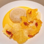 SÉN - 燻製のプリン、カラメルの泡、柿のチップス、柿のソテー、酒麹のクリーム、柿のクリームチーズ、ブランデーとマリーゴールドの花びら