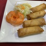 横浜飯店 - 春巻きは熱々でいただきました。ニンジンの飾りが素敵。
