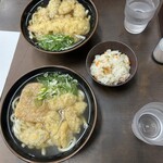 立花うどん - 料理写真:きつねうどん561円＋ごぼう天187円、ごぼう天うどん616円＋えび天242円、まぜめし220円