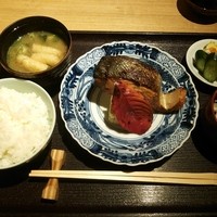 きはる - 鮭の焼き物、出汁巻卵、もずくとエノキの酢の物、ご飯、味噌汁、香の物